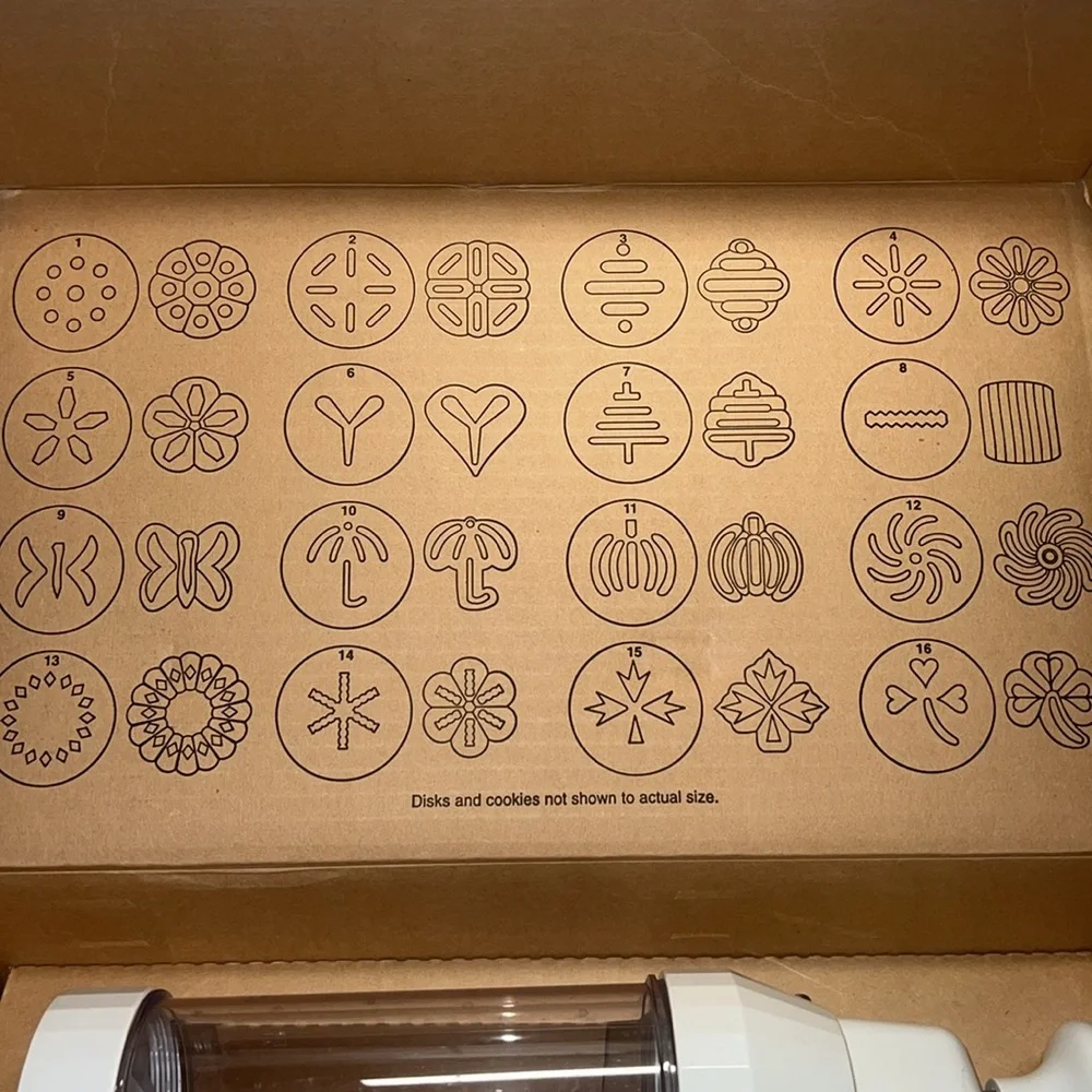 Cookie Press by The Pampered Chef. Like New in box. Makes many different shapes.